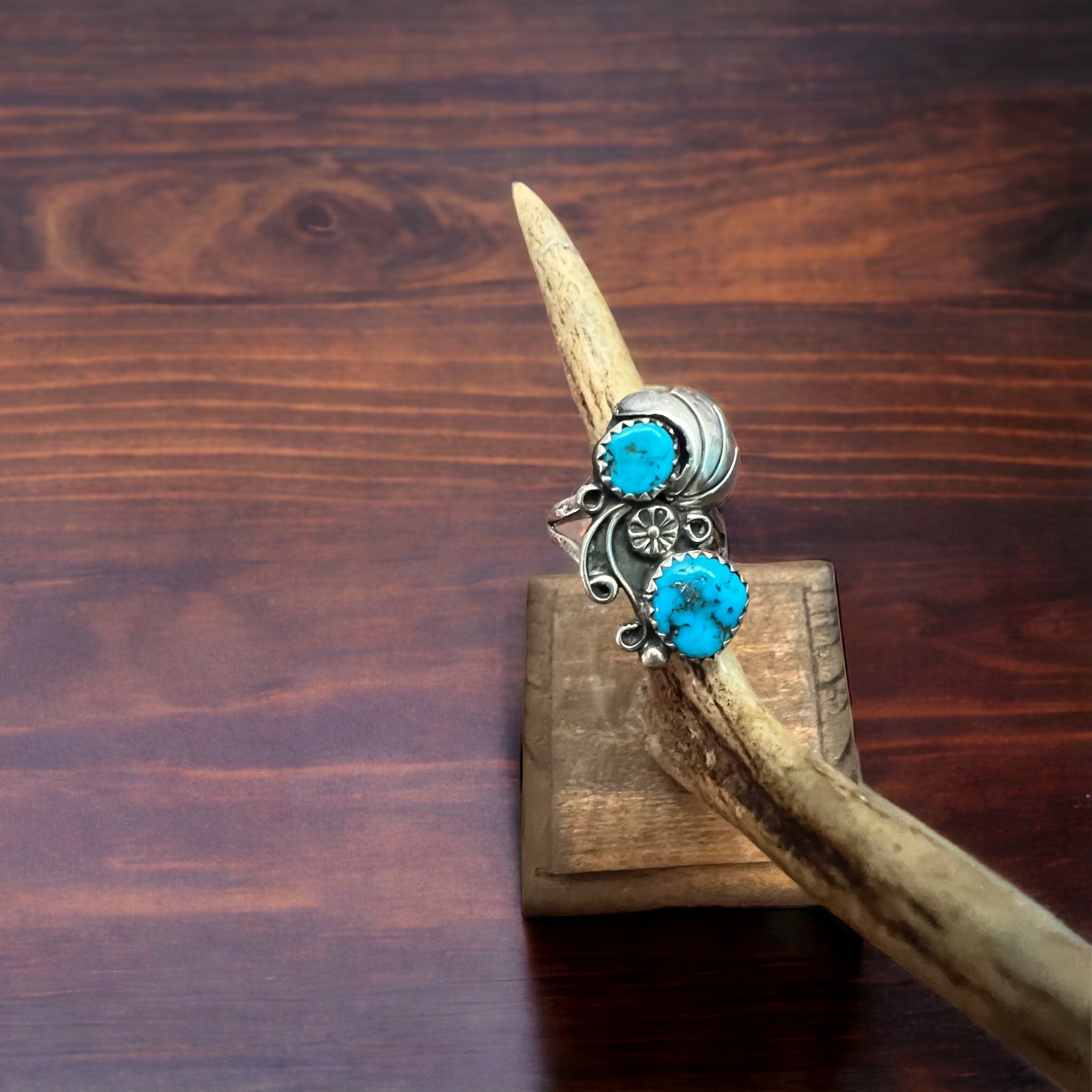 Vintage Native American handmade sterling silver and turquoise ring - Size 5